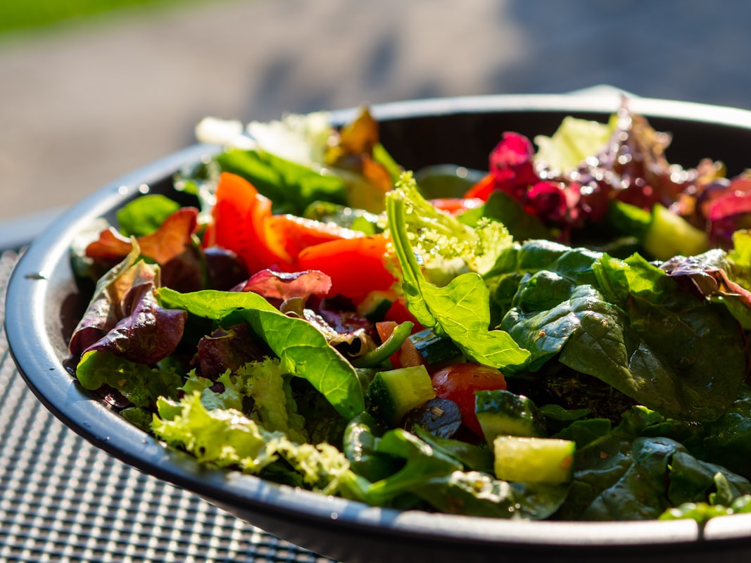 Healthy heart-supporting meal with fresh vegetables and fish